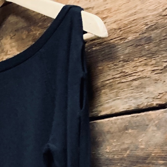 TAHARI BLACK SWEATER WITH DETAILED SLEEVES - Picture 7 of 8